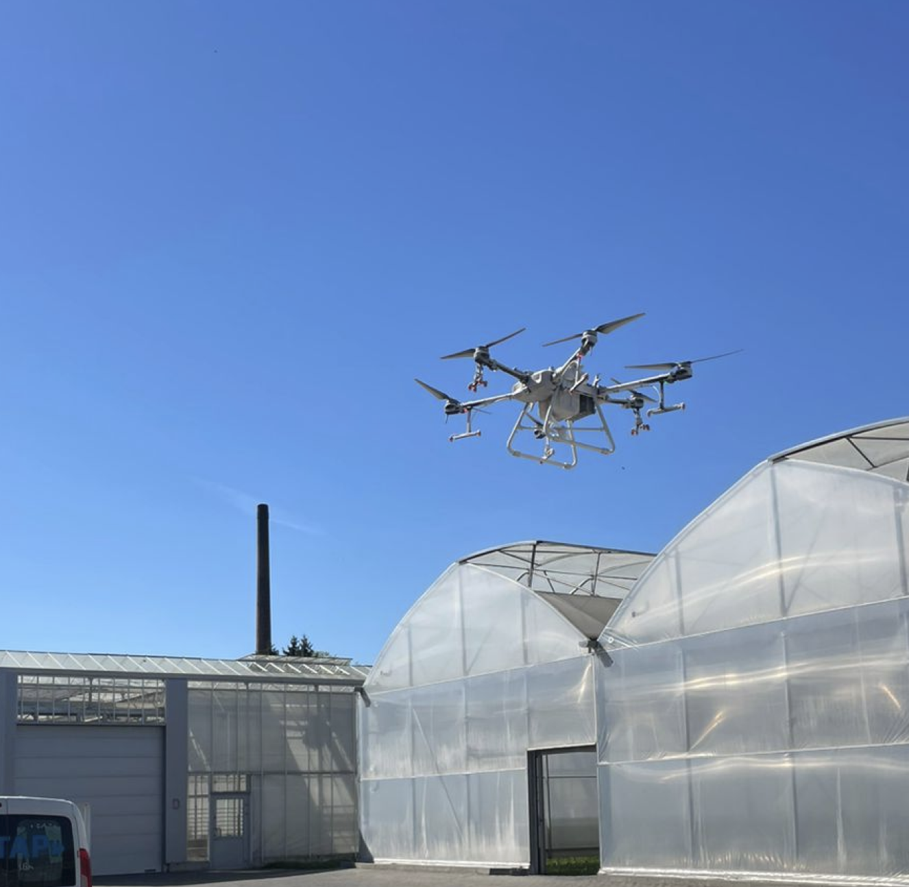 Dron nakładający powłokę zacieniającą na dach szklarni