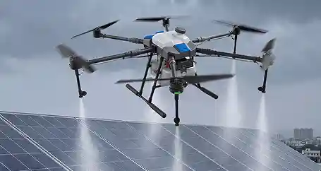 Drohne bei der Reinigung einer Photovoltaikanlage