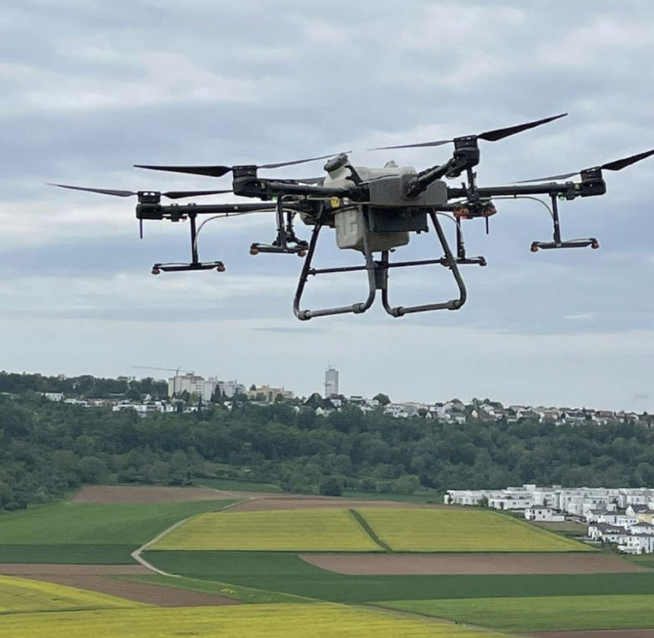 Dron rolniczy podczas siewu nawozów i nasion na polu